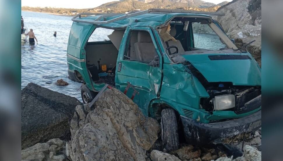 Sürücüsünün içinde uyuduğu araç, 55 metre yükseklikten uçuruma düştü: Sürücü ağır yaralandı