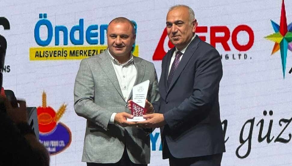 Engelliler Spor Federasyonu’ndan Alişan Şan’a teşekkür plaketi