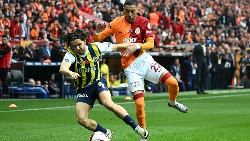 Fenerbahçe 10 kişiyle kazandı, şampiyonluk son maça kaldı!