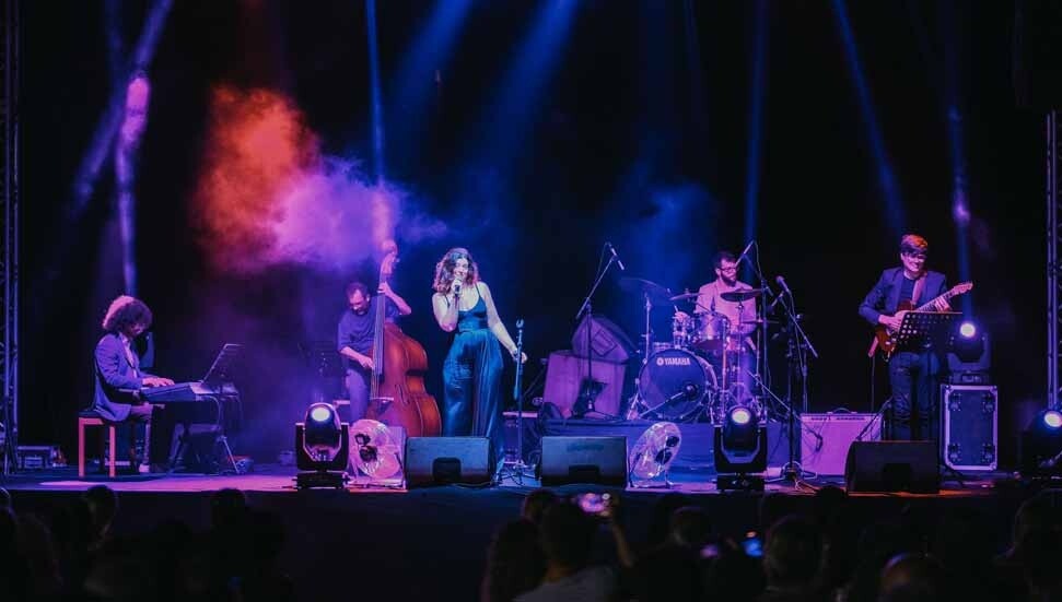 Sevilen şarkı “My Life Is Going On” Othello Kalesi’nden yükseldi