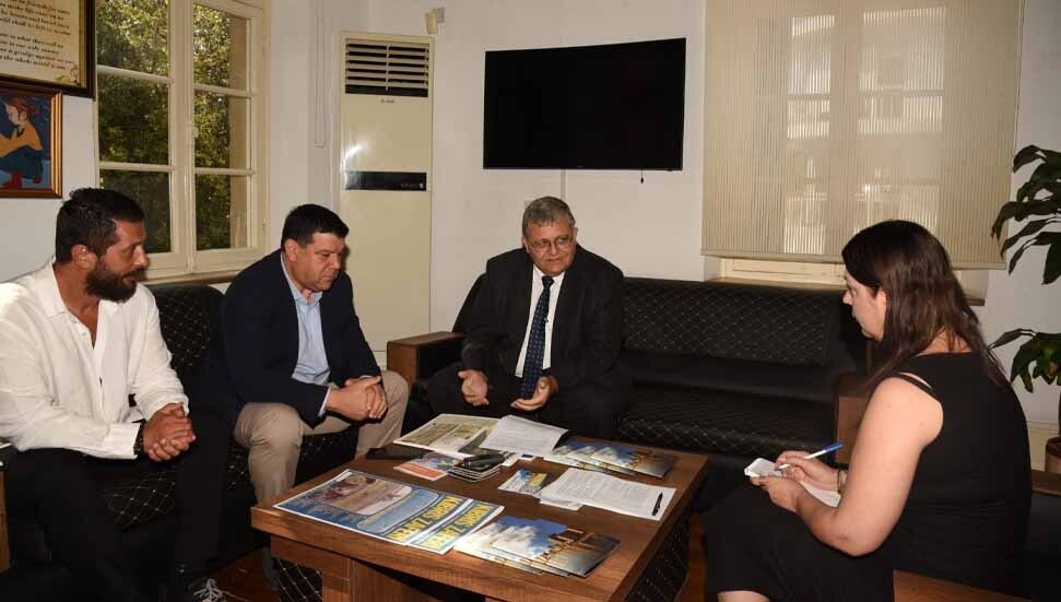 Evkaf Müdürü Mustafa Tümer ile Hasan Kılıç, DAÜ Beach Club arazileriyle ilgili konuştu