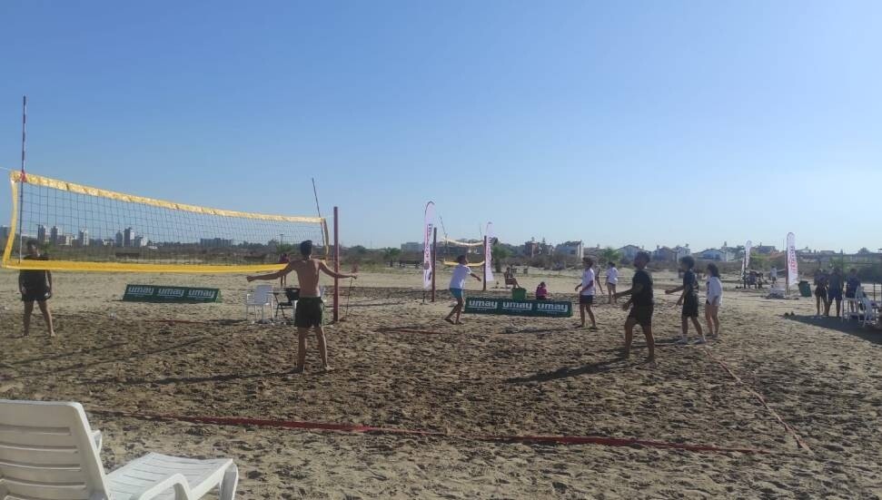 Çamlık Spor Kulübü’nün organize ettiği plaj voleybolu müsabakaları sürüyor