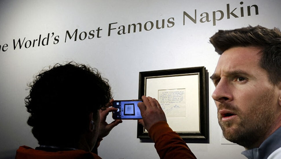 Lionel Messi'nin Barcelona ile ilk sözleşmesinin yazılı olduğu peçete açık artırmaya çıktı