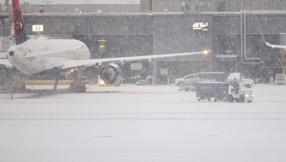 ABD'de kar fırtınası: 3 binden fazla uçuş iptal oldu, binlerce uçuş gecikti