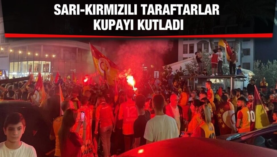 Galatasaray taraftarları kupayı kutladı  