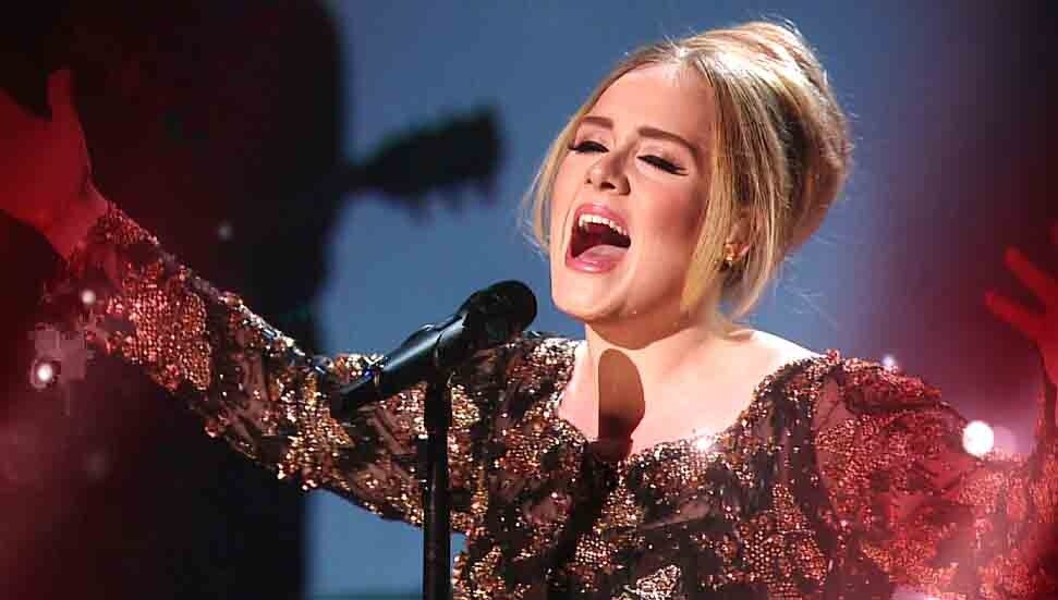 Adele, Sylvester Stallone'un malikanesini alırken içindeki Rocky heykelinin kalmasında ısrar etmiş