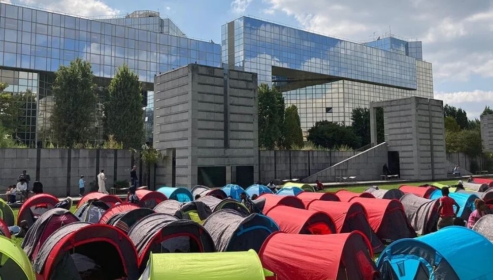 Fransa'nın başkenti Paris'te yaklaşık 500 evsizin kaldığı kamp alanı tahliye edildi