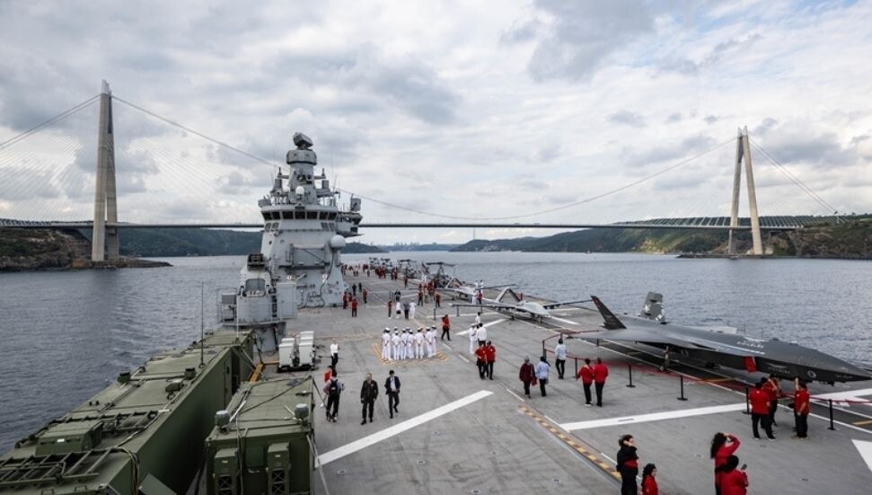 TCG Anadolu, İstanbul Boğazı'ndaki geçiş töreni için Sarayburnu'ndan ayrıldı