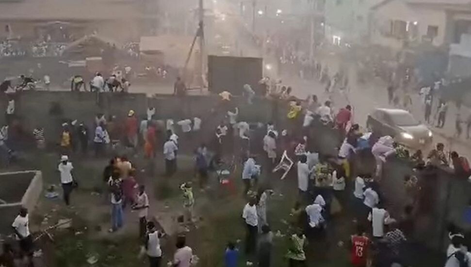 Gine'de hakemin kararı sonrası korkunç facia: 100'e yakın kişi hayatını kaybetti!