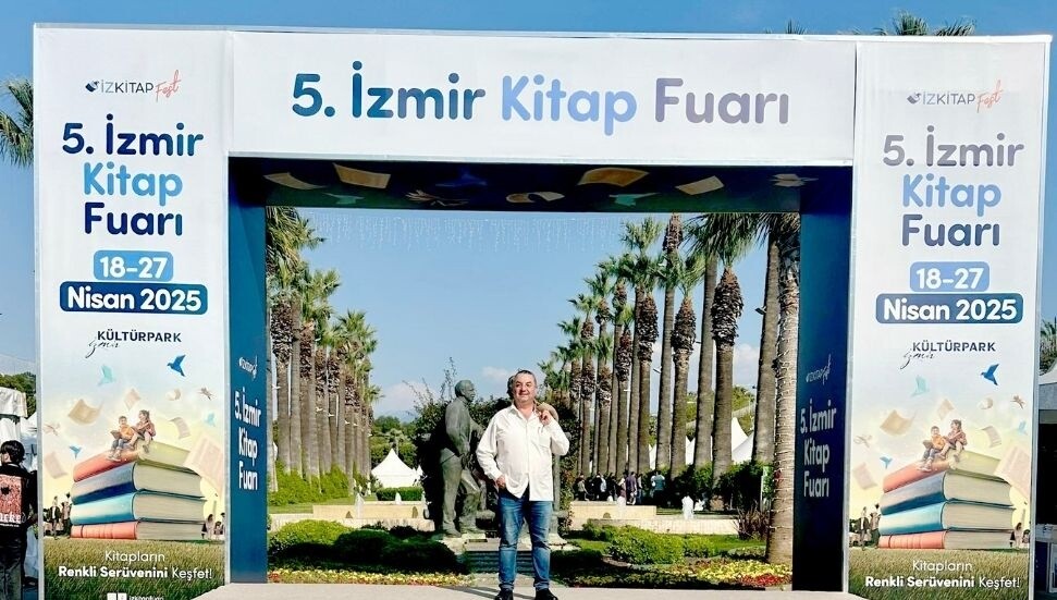 Hasan Çakmak, İzmir Kitap Fuarı’nda kitaplarını imzaladı