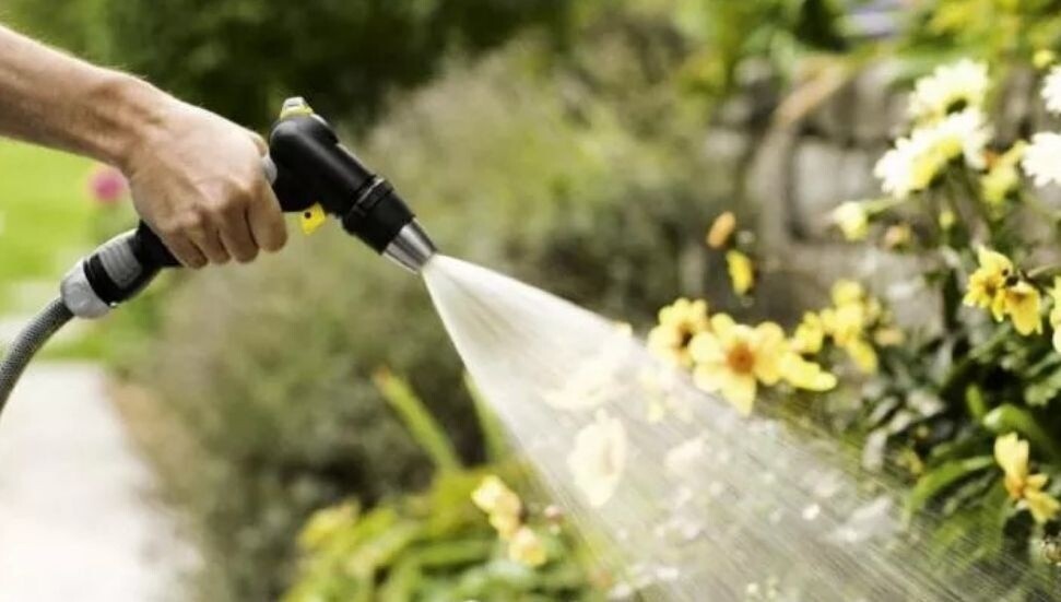 Güney Kıbrıs'ta hortumla araç ve kaldırım yıkayanlara verilen cezalara fahiş artış geliyor