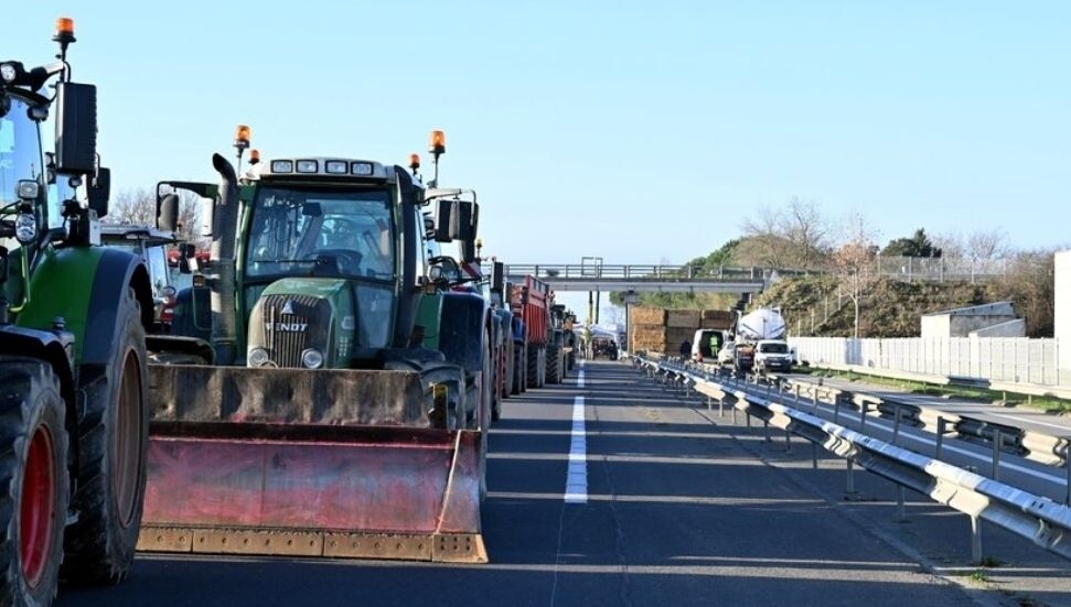 Fransa'da eylem yapan çiftçiler yolları trafiğe kapattı
