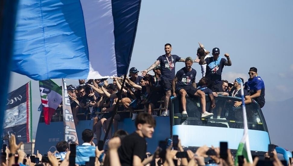 İtalya Serie A'yı kazanan Napoli, şampiyonluk turu attı