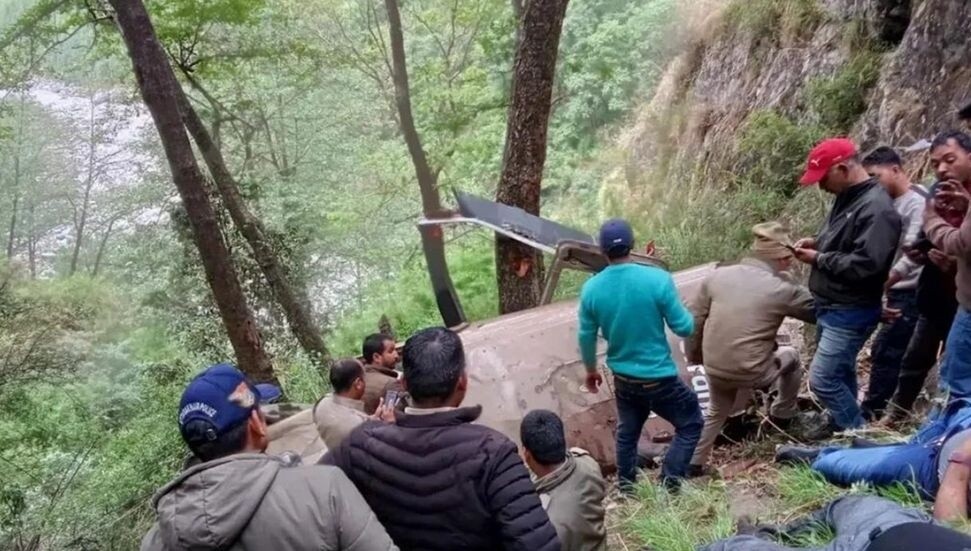 Hindistan'da helikopter düştü, 5 kişi öldü