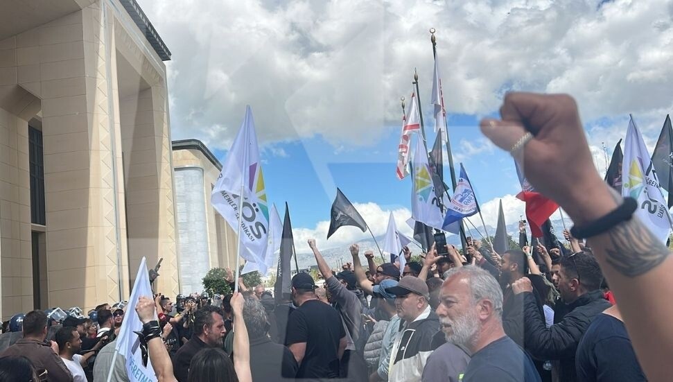 CANLI - Sendikaların hükümete verdiği yarım saatin ardından bekleyiş sürüyor