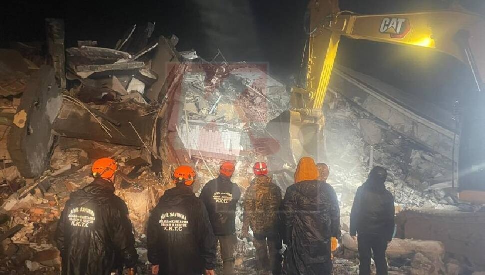 Kıbrıslı Türk sporcuların yer aldığı İsias Otel enkazında çalışmalar sürüyor: Henüz herhangi bir vatandaşa ulaşılamadı