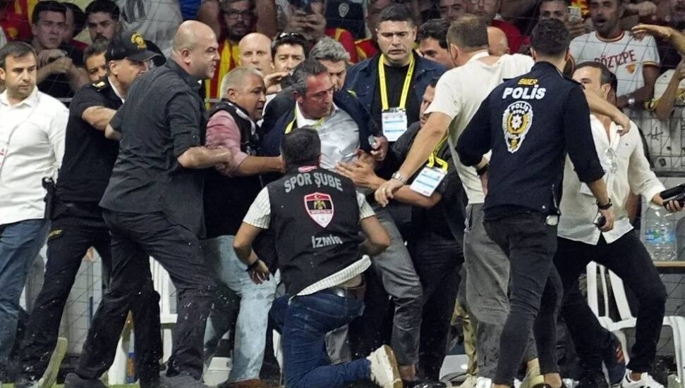 Göztepe - Fenerbahçe maçında Ali Koç'a saldırı
