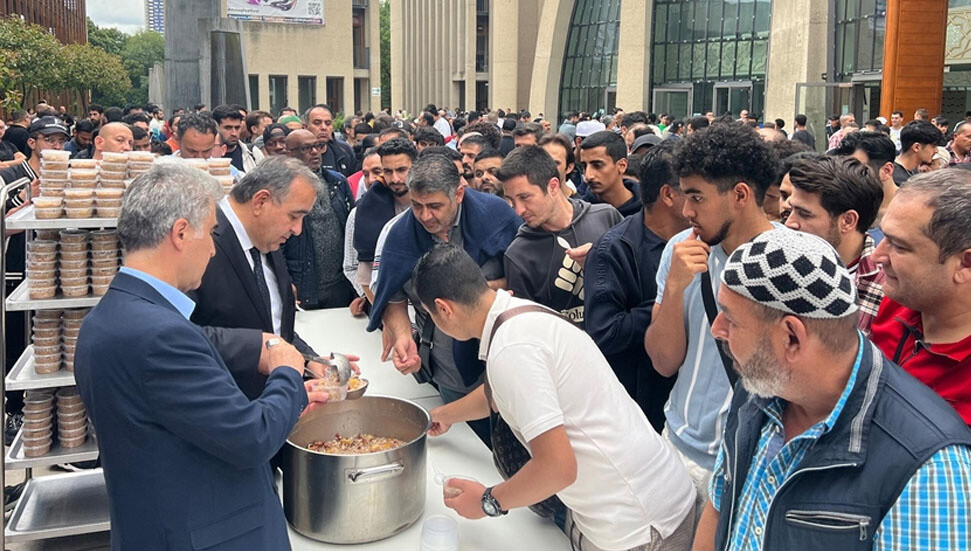 Almanya'da muharrem ayı münasebetiyle aşure dağıtıldı