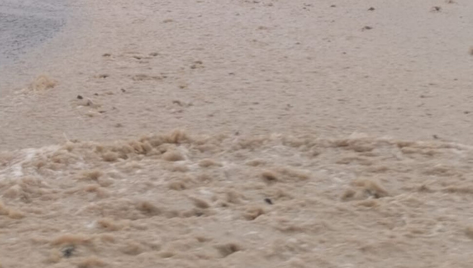 Alsancak'ta trafoya yıldırım düştü, dere yükseldi, evleri su bastı