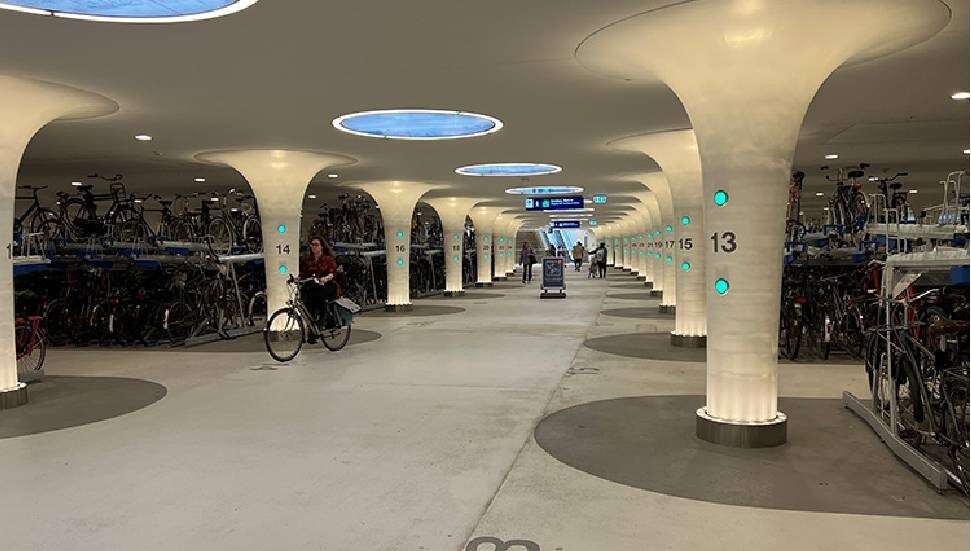 Amsterdam'da dünyanın ilk su altı bisiklet parkı kapasitesini doldurmaya başladı 