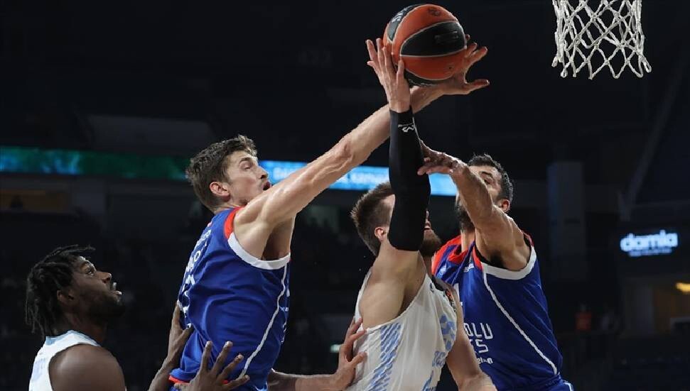 Anadolu Efes, Onvo Büyükçekmece Basketbol'u 89-78 mağlup etti