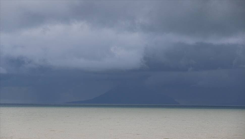 Endonezya'da Anak Krakatau Yanardağı faaliyete geçti 