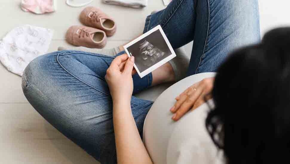 Hava kirliliği kaynaklı partiküller ilk defa anne karnındaki bebeklerde tespit edildi