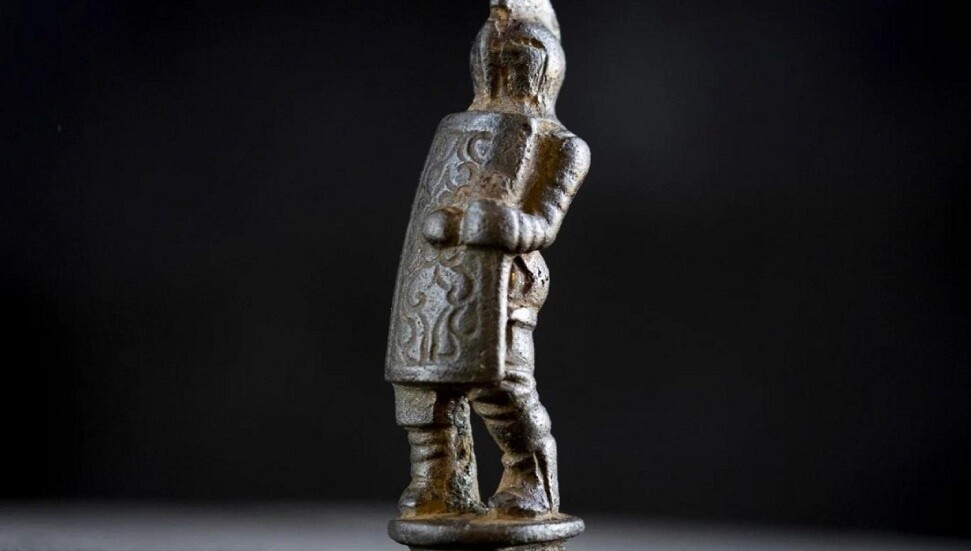 Gladyatör şeklinde çok nadir bir bıçak sapı keşfedildi