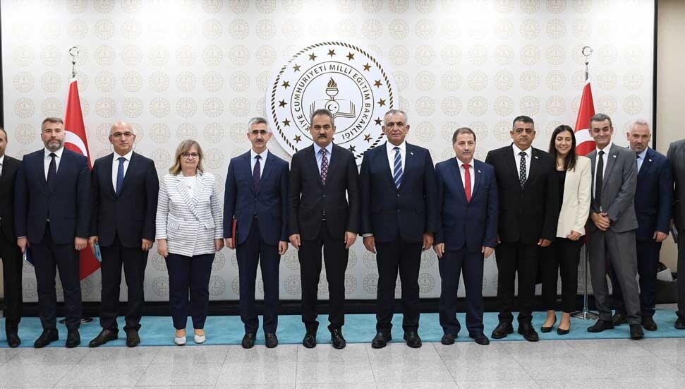 Çavuşoğlu, Türkiye Cumhuriyeti Milli Eğitim Bakanı Mahmut Özer ile bir araya geldi