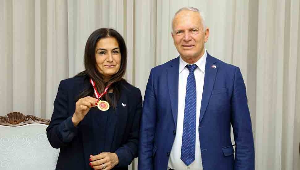 Zorlu Töre, master atlet Ayten Benli'yi kabul etti