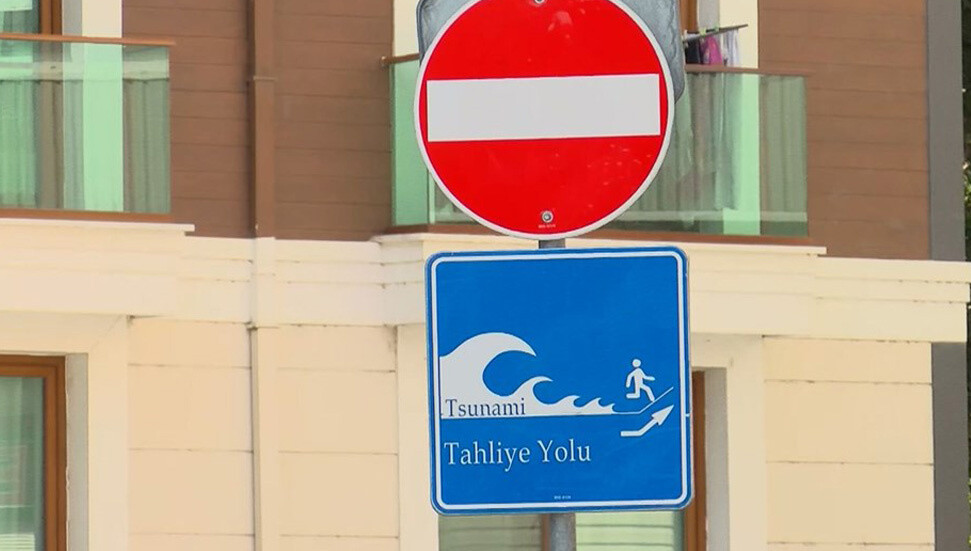 İstanbul'da "tsunamiden kaçış" tabelaları yerleştiriliyor