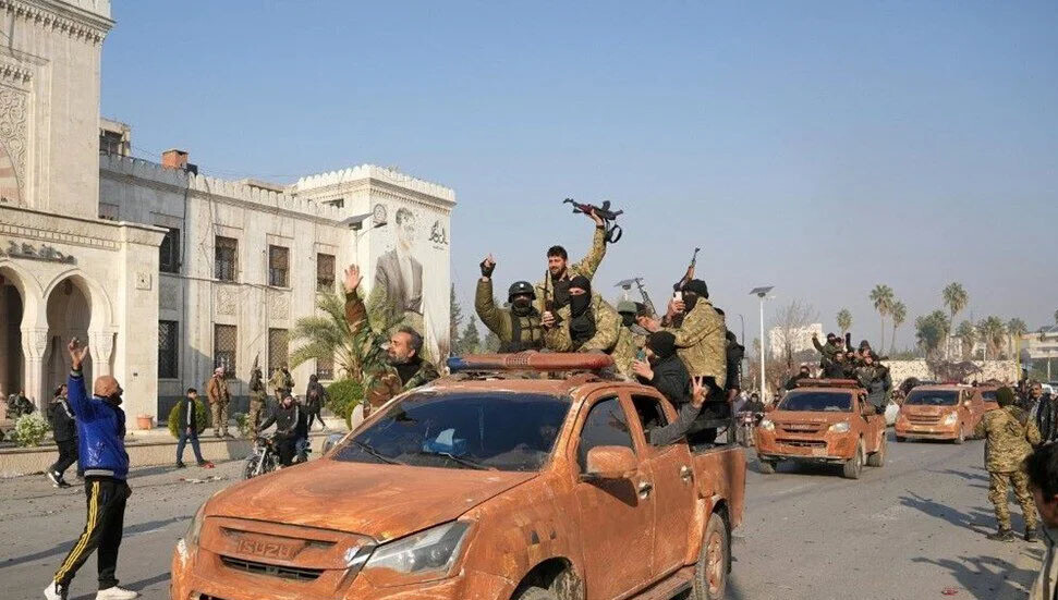 Suriye'de silahlı muhalifler başkente girdi: Esad'ın Şam'ı terk ettiği iddia ediliyor