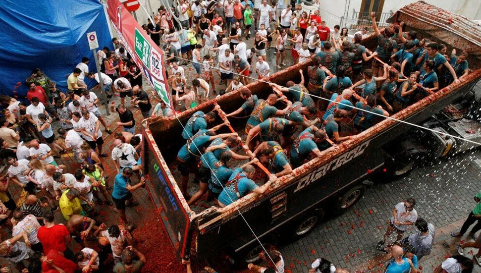İspanya'da "La Tomatina" festivali: 120 ton domates havada uçuştu