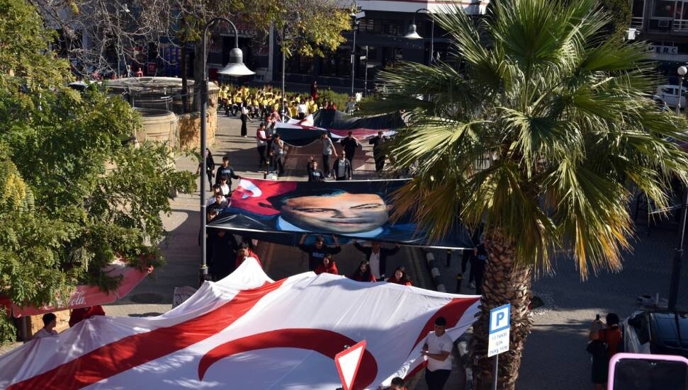 Başkent Lefkoşa’da 100’er metrelik bayraklar taşındı