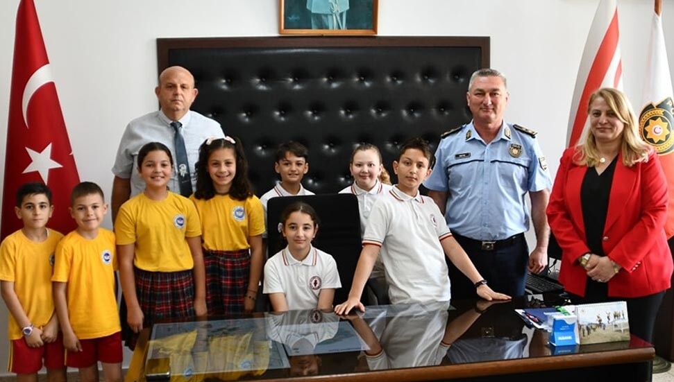 Polis müdürlüklerinde 23 Nisan coşkusu: Makamlar bir günlüğüne çocuklara devredildi