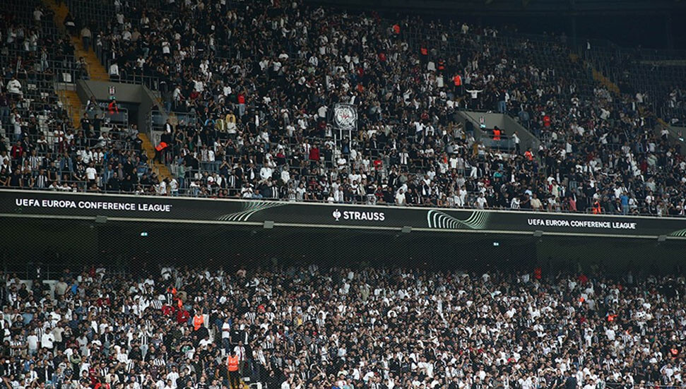 Beşiktaş tribünlerinde görülmemiş protesto! Sahaya sırtlarını döndüler