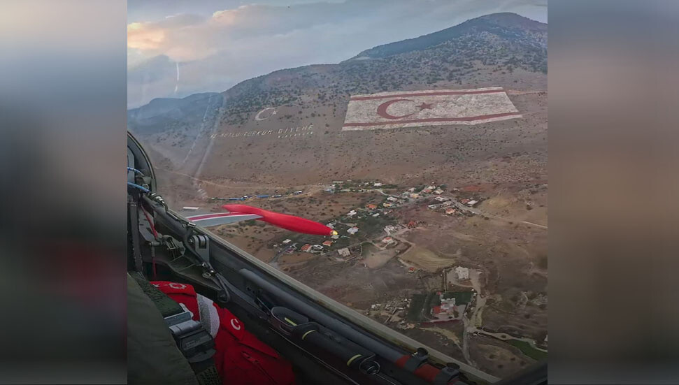 Türk Yıldızları Akrotim Ekibi 15 Kasım törenine damga vurdu