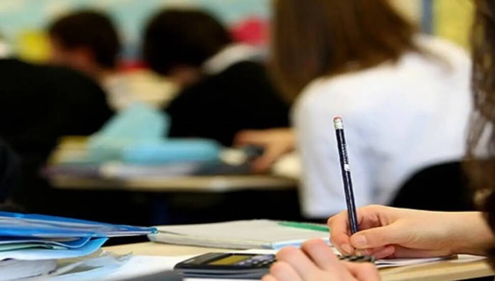 Okullarda başörtüsüne yeni düzenleme: Sade bone ve bandanaya izin verildi!