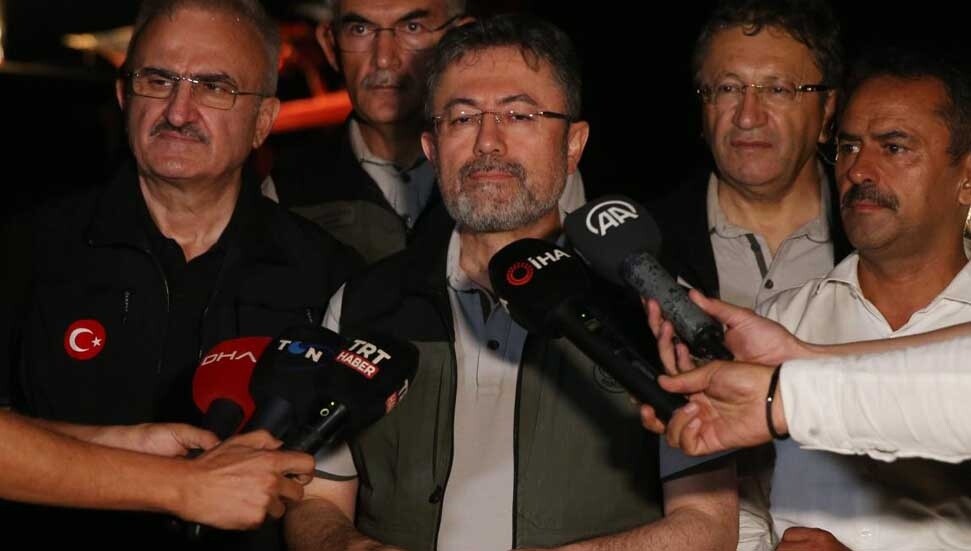 İbrahim Yumaklı: Çanakkale'deki yangına 7 uçak ve 22 helikopter ile havadan müdahalemiz sürüyor