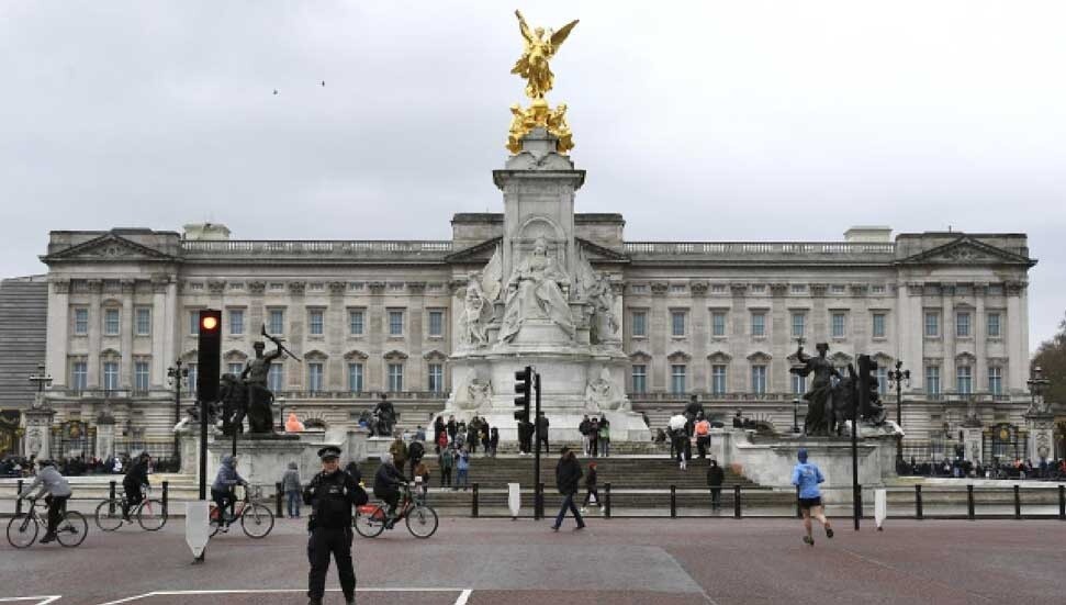Buckingham Sarayı'nın kapısında kelepçeli eylem