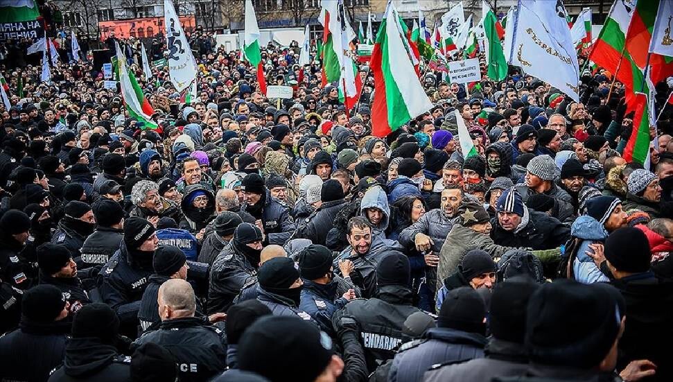  Bulgaristan'da koronavirüs önlemlerini protesto edenlerle polis arasında arbede çıktı