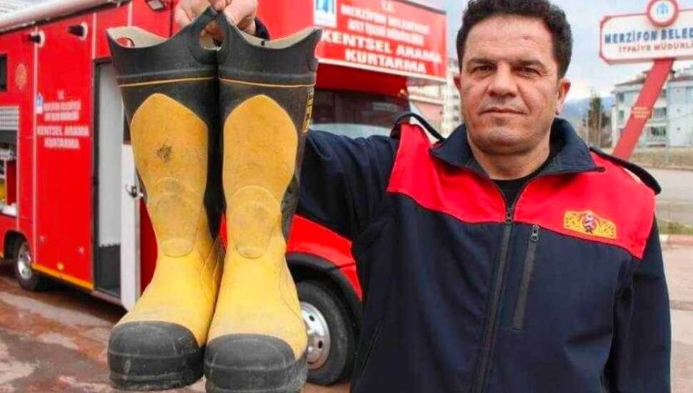 Enkazdan çıkardığı vatandaşa botlarını vermişti: O itfaiye eri hayatını kaybetti