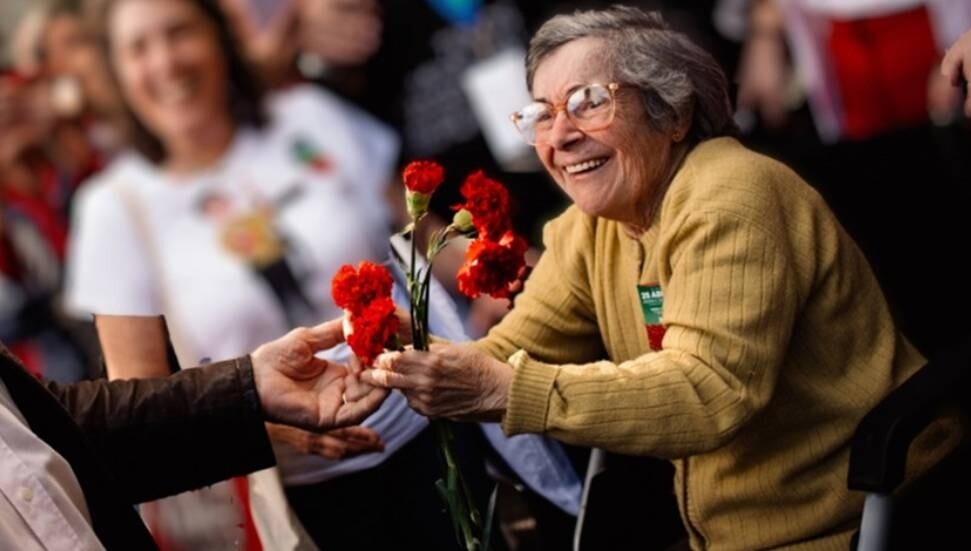 Portekiz'de Karanfil Devrimi'ne adını veren Celeste Caeiro hayatını kaybetti