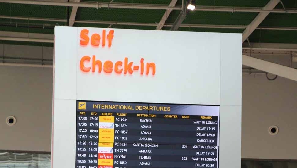 İzmir-Ercan seferini yapan uçakta ve havalimanında olay çıkaran alkollü şahıs tutuklandı!