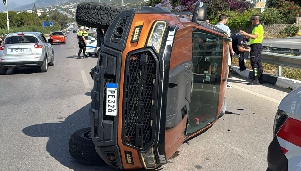 Girne-Alsancak Çevre Yolu’nda araç devrildi: Yaralı yok