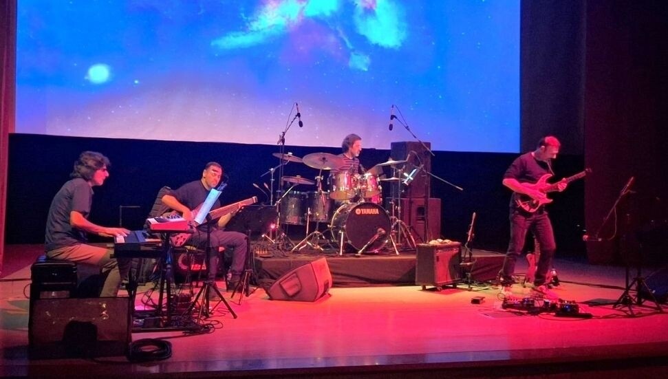 DAÜ’de caz füzyon rüzgârı: Okan Ersan ve grubu “Nibiru” temalı konserle sahne aldı