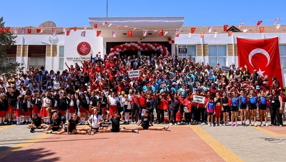 Çocuklar 23 Nisan için Meclis’teydi: Öğrencilerimize ve öğretmenlerimize güvenimiz tamdır!