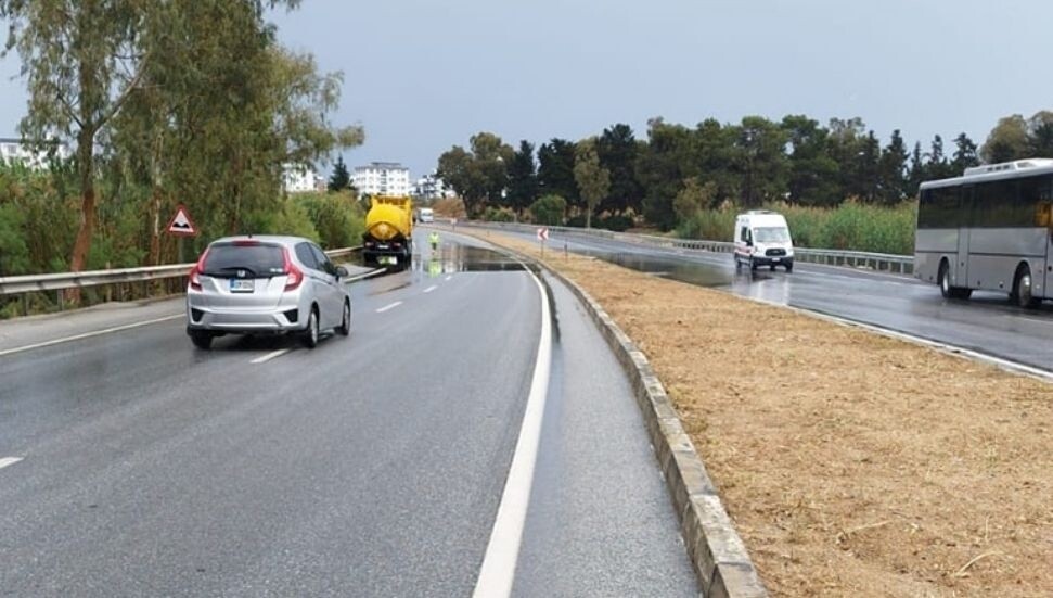 Sürücüler, sağanak yağış nedeniyle Gazimağusa-Lefkoşa Anayolu'nda su birikintilerine karşı uyarıldı!