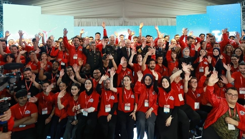 Türkiye Milli Savunma Bakanı Güler, TEKNOFEST KKTC'de gençlerle bir araya geldi
