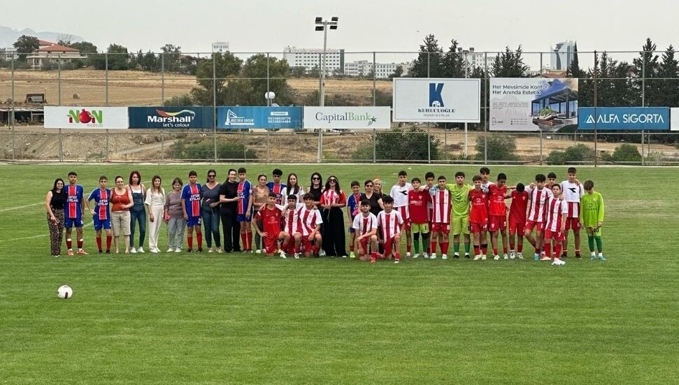 Anneler Günü'nde anlamlı jest: Gönyeli U14 oyuncuları, Göçmenköy oyuncularının annelerine çiçek verdi!